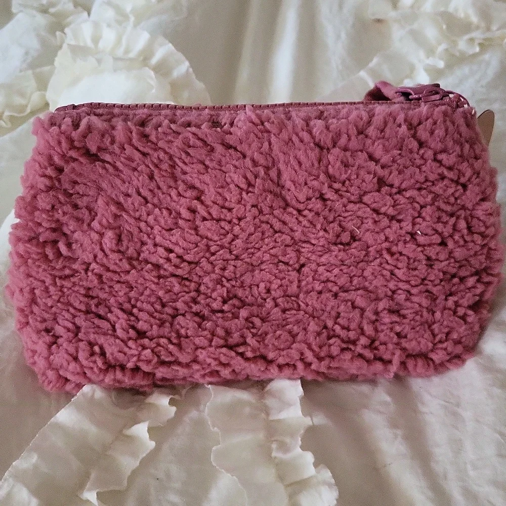 PINK Victoria's Secret Cozy Sherpa Cosmetic Bag NWT! - Picture 2 of 4